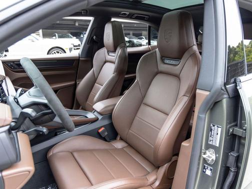 Aventurine Green Metallic 2026 Porsche Macan Macan Electric GTS
