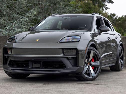 Aventurine Green Metallic 2026 Porsche Macan Macan Electric GTS