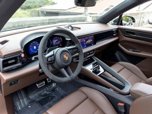 Aventurine Green Metallic 2026 Porsche Macan Macan Electric GTS