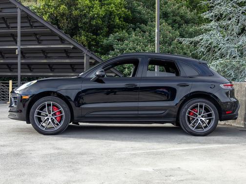 Volcano Grey Metallic 2022 Porsche Macan Macan