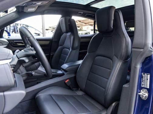 Gentian Blue Metallic 2025 Porsche Macan Macan Electric 4