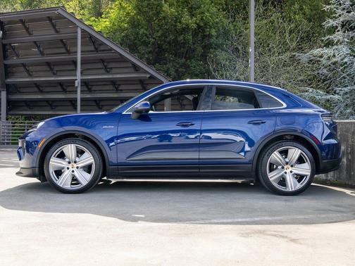 Gentian Blue Metallic 2025 Porsche Macan Macan Electric 4