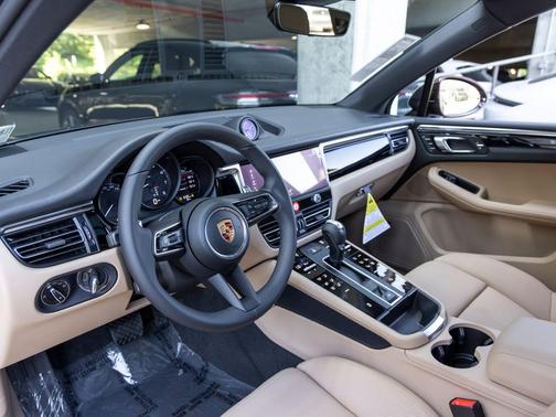 Copper Ruby Metallic 2026 Porsche Macan Macan