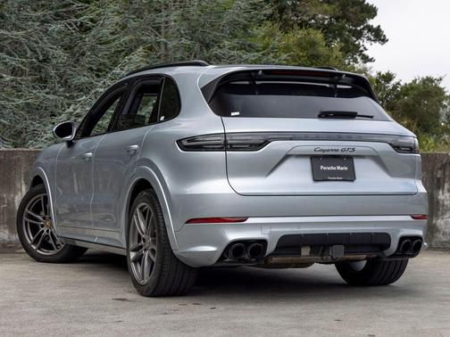 Dolomite Silver Metallic 2022 Porsche Cayenne GTS