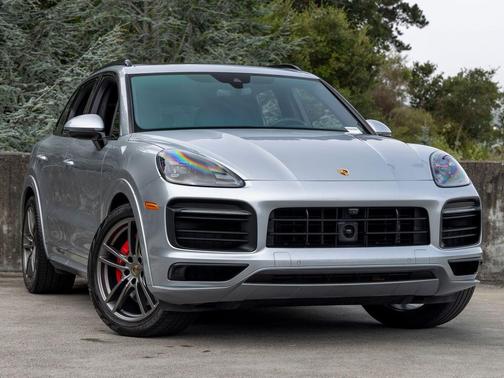 Dolomite Silver Metallic 2022 Porsche Cayenne GTS