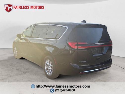 Brilliant Black Crystal Pearlcoat 2023 Chrysler Pacifica Touring L