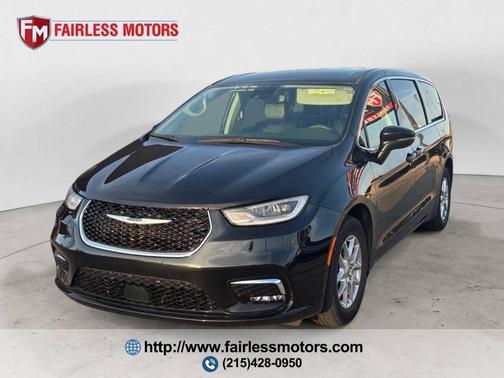 Brilliant Black Crystal Pearlcoat 2023 Chrysler Pacifica Touring L