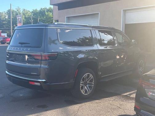 Baltic Gray Metallic Clearcoat 2024 Jeep Wagoneer L Series II 4x4