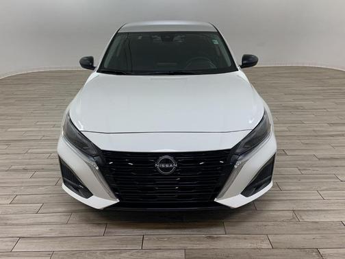 Glacier White 2025 Nissan Altima SV