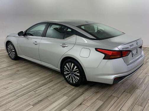 Brilliant Silver Metallic 2024 Nissan Altima 2.5 SV