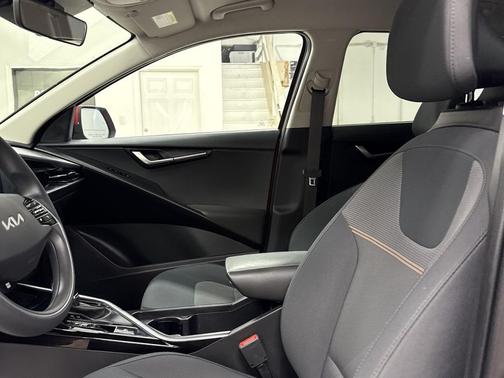 2023 Kia Niro LX