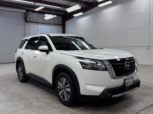 2023 Nissan Pathfinder SL 4WD