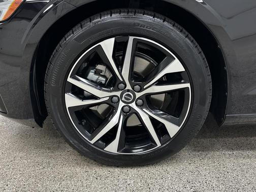 2024 Volvo S60 B5 Core Dark Theme