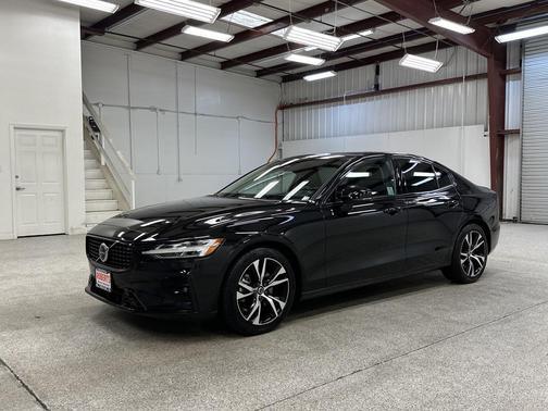 2024 Volvo S60 B5 Core Dark Theme