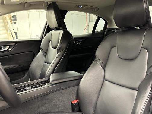 2024 Volvo S60 B5 Core Dark Theme