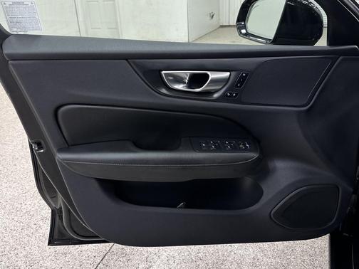 2024 Volvo S60 B5 Core Dark Theme