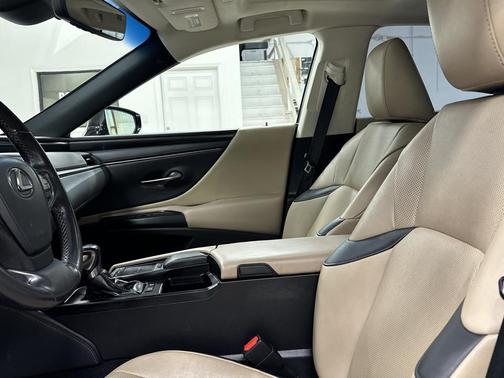 2020 Lexus ES 300h Base