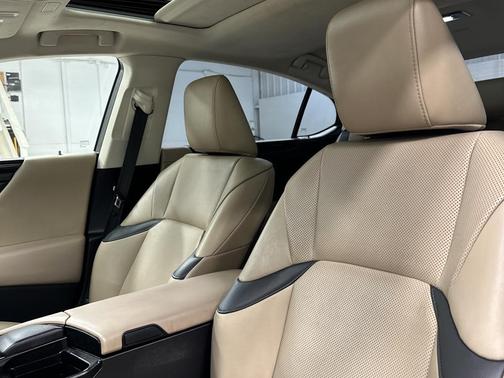 2020 Lexus ES 300h Base