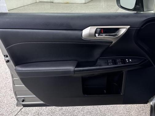 Photo 3 of 38 of 2017 Lexus CT 200h Base