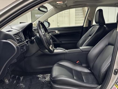 Photo 4 of 38 of 2017 Lexus CT 200h Base
