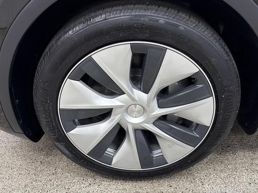 2024 Tesla Model Y Base