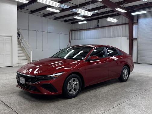 2025 Hyundai ELANTRA SE