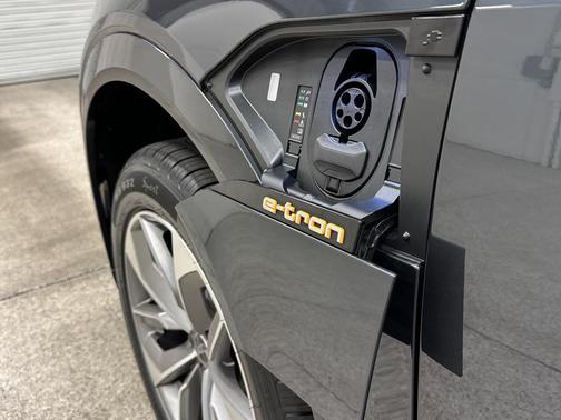 2021 Audi e-tron Premium Plus