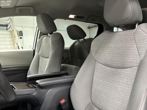 2022 Toyota Sienna LE