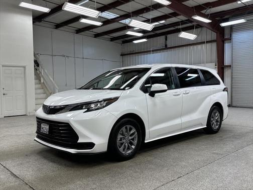 2022 Toyota Sienna LE