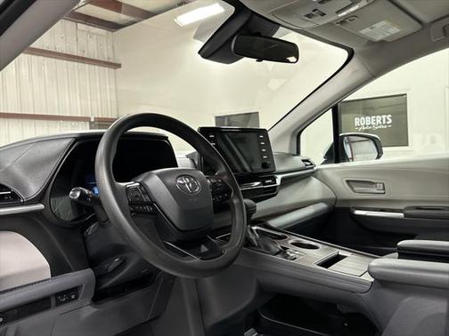 2022 Toyota Sienna LE