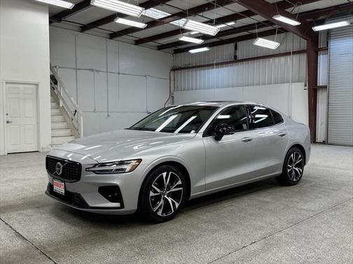 2024 Volvo S60 B5 Core Dark Theme