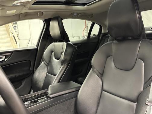 2024 Volvo S60 B5 Core Dark Theme