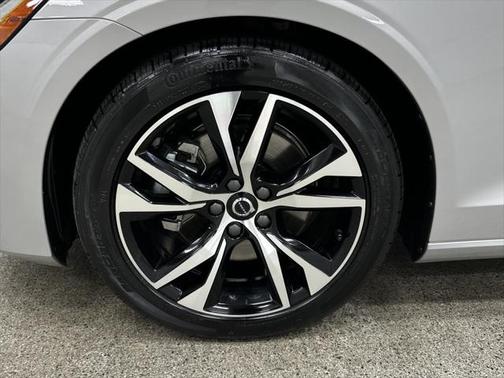 2024 Volvo S60 B5 Core Dark Theme