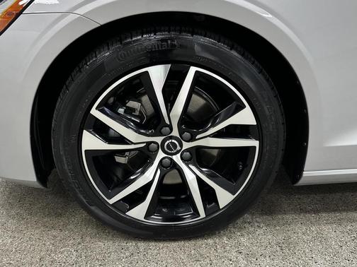 2024 Volvo S60 B5 Core Dark Theme