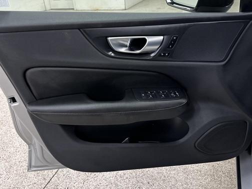 2024 Volvo S60 B5 Core Dark Theme