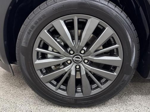 2022 Nissan Pathfinder SL 2WD