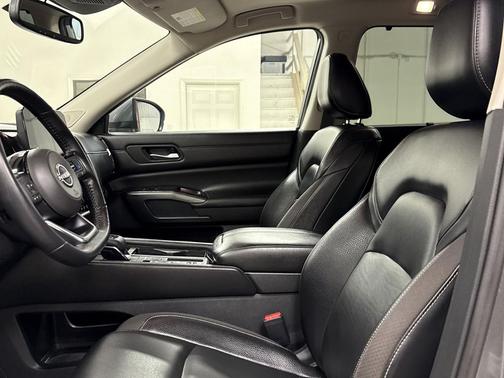 2022 Nissan Pathfinder SL 2WD