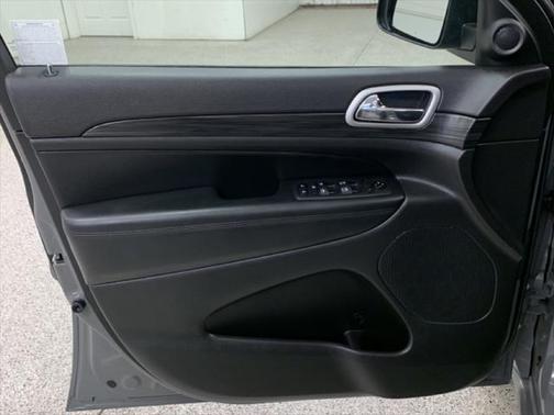 Photo 3 of 27 of 2020 Jeep Grand Cherokee Altitude
