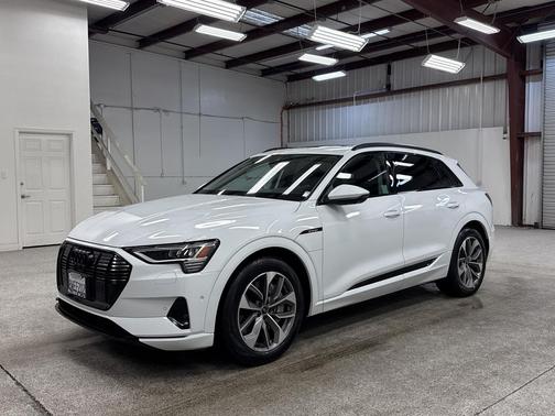 2021 Audi e-tron Premium Plus