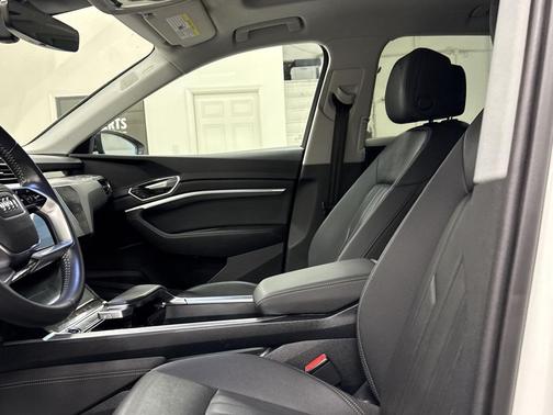 2021 Audi e-tron Premium Plus