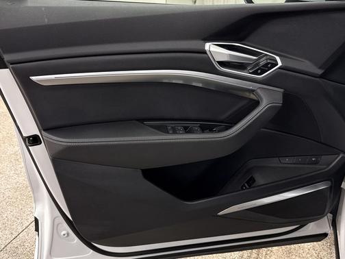 2021 Audi e-tron Premium Plus