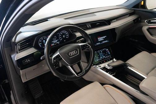 Mythos Black Metallic 2024 Audi Q8 e-tron Prestige