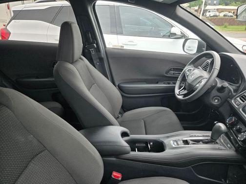 Platinum White Pearl 2021 Honda HR-V AWD Sport