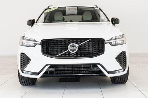 2023 Volvo XC60 B5 Ultimate Dark Theme