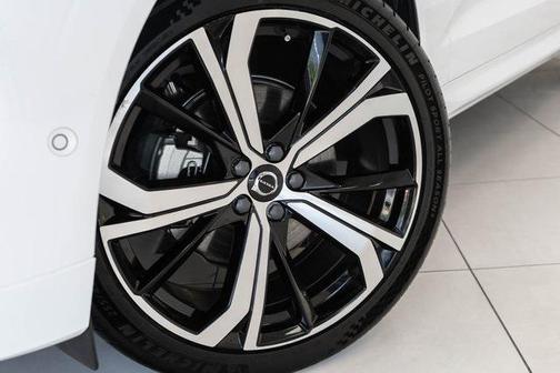 2023 Volvo XC60 B5 Ultimate Dark Theme
