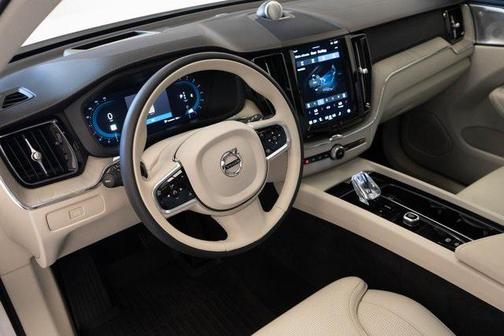 2023 Volvo XC60 B5 Ultimate Dark Theme