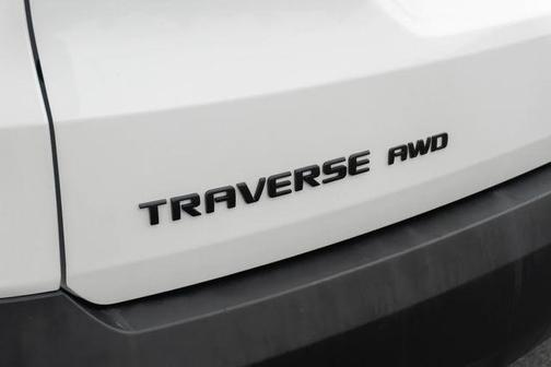 Iridescent Pearl Tricoat 2023 Chevrolet Traverse RS