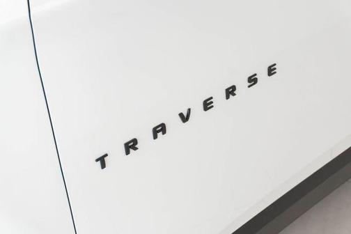 Iridescent Pearl Tricoat 2023 Chevrolet Traverse RS