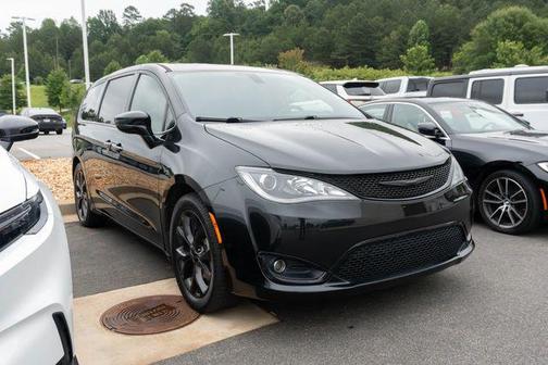 Brilliant Black Crystal Pearlcoat 2020 Chrysler Pacifica Touring