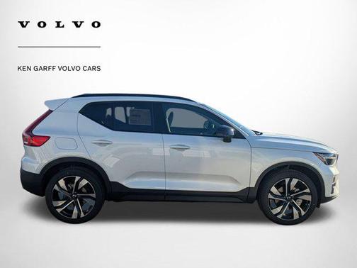 2025 Volvo XC40 B5 Plus Dark Theme